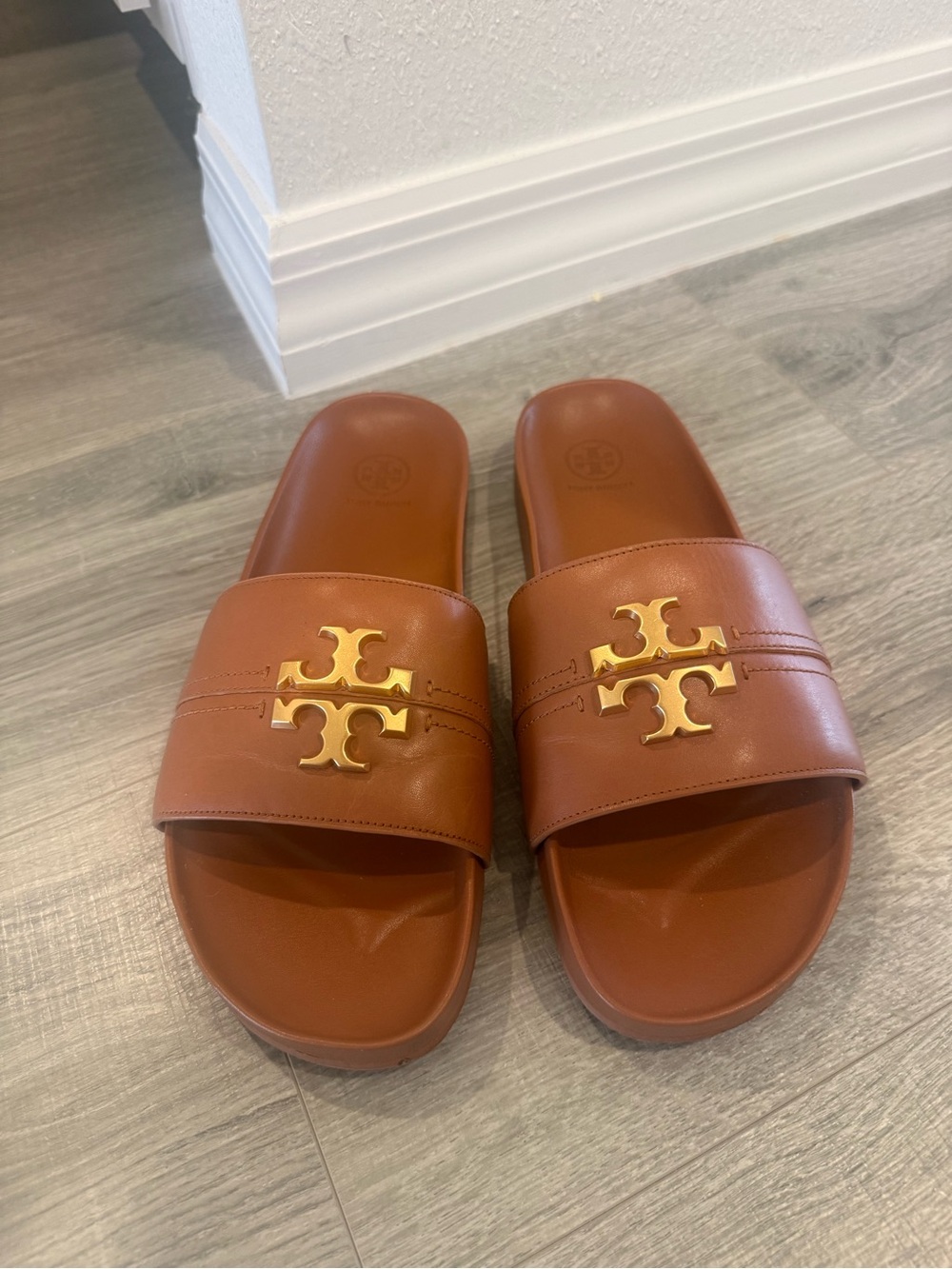 Tory Burch Women's Brown Everly Anatomic Cloud Leather Slides with Gold Logo!